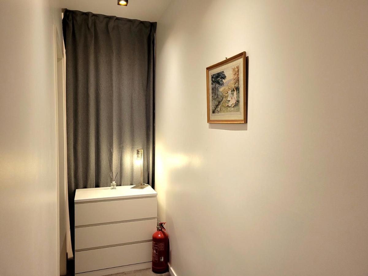 Brand New Iris Room With Private Bathroom And Balcony Брюксел Екстериор снимка